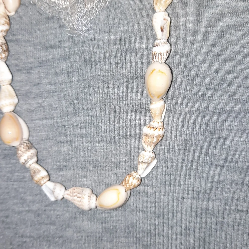 3 Seashell Necklaces Beautiful - Picture 5 of 7